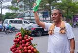 'Ma trận' vải thiều dọc các tuyến phố, chợ cóc ở Hà Nội