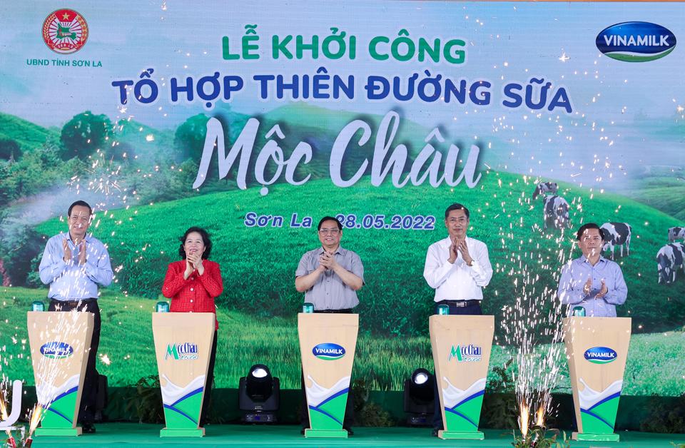 Thủ tướng dự lễ khởi công dự án Thiên đường sữa Mộc Châu của Công ty Cổ phần Sữa Việt Nam Vinamilk tại huyện Mộc Châu - Ảnh: VGP/Nhật Bắc